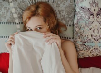 Jak poznać że facet z Tobą flirtuje?