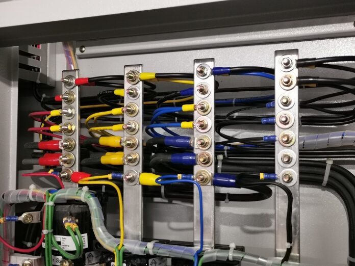 Jak oznaczać kable i przewody w szafach sterowniczych