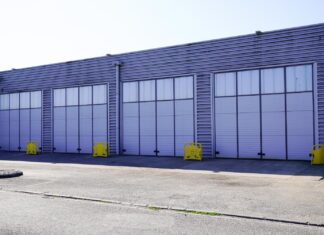 Bramy segmentowe – kiedy są najlepszym wyborem dla przemysłu? Bramy segmentowe