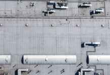 Dlaczego firmy inwestują w magazyny energii? O przewadze konkurencyjnej i oszczędnościach Magazyny energii Warszawa