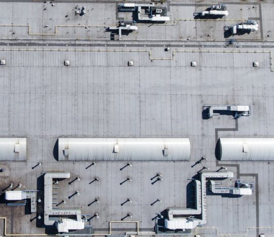 Dlaczego firmy inwestują w magazyny energii? O przewadze konkurencyjnej i oszczędnościach Magazyny energii Warszawa